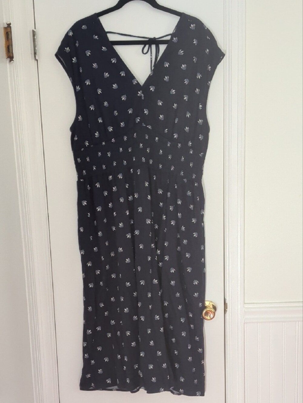 Old Navy Navy Floral V-Neck Midi Dress